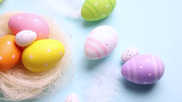 Velikonoční Vajíčka Barevném Pozadí Slavnostní Zázemí Vysoce Kvalitní Záběry — Stock video