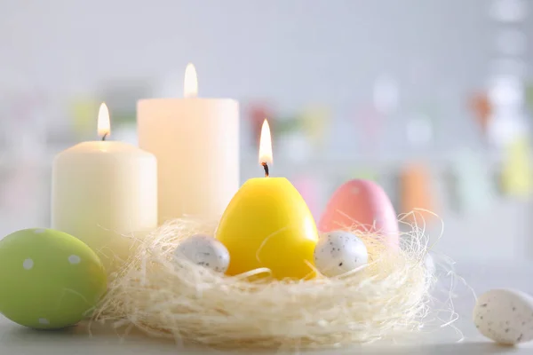 Paasversiering Met Kaarsen Kleurrijke Eieren Het Keukeninterieur Hoge Kwaliteit Foto — Stockfoto