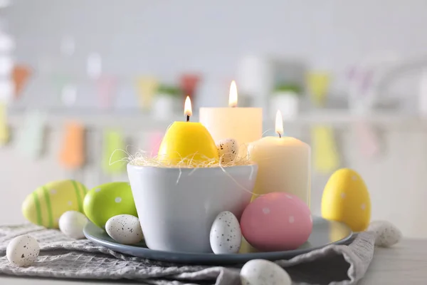 Paskalya Süslemeleri Mumlar Rengarenk Yumurtalar Mutfağın Içinde Yüksek Kalite Fotoğraf — Stok fotoğraf