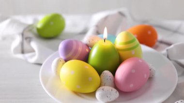 Paskalya süslemeleri, mumlar ve rengarenk yumurtalar mutfağın içinde. Paskalya geçmişi. Yüksek kalite 4k görüntü