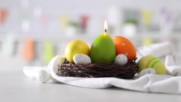 Ozdoba Wielkanocna Świecami Kolorowymi Jajkami Wnętrzu Kuchni Tło Wielkanocne Wysokiej — Wideo stockowe