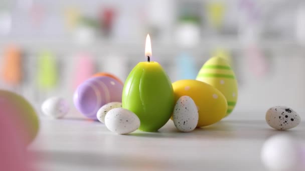 Velikonoční Dekorace Svíčkami Barevnými Vejci Interiéru Kuchyně Velikonoční Pozadí Vysoce — Stock video