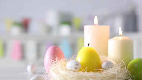 Ozdoba Wielkanocna Świecami Kolorowymi Jajkami Wnętrzu Kuchni Tło Wielkanocne Wysokiej — Wideo stockowe