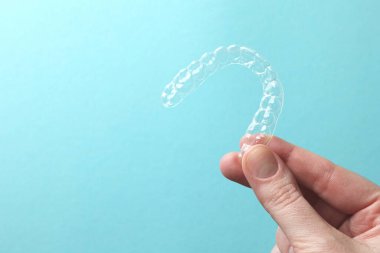 Dişleri hizalamak için hizalayıcılar 