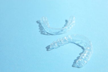 Dişleri hizalamak için hizalayıcılar 