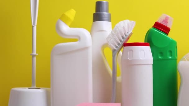 Conjunto Diferentes Produtos Limpeza Desinfetante Sobre Fundo Colorido Imagens Alta — Vídeo de Stock