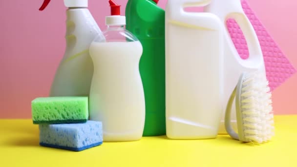 Una Serie Diversi Prodotti Detergenti Disinfettanti Fondo Colorato Filmati Alta — Video Stock