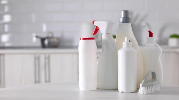 Evin Arka Planına Karşı Farklı Temizlik Dezenfeksiyon Ürünleri Yüksek Kalite — Stok video