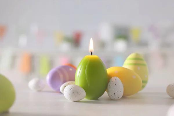 Paasversiering Met Kaarsen Kleurrijke Eieren Het Keukeninterieur Hoge Kwaliteit Foto — Stockfoto