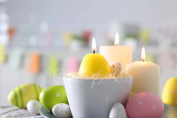在厨房内部用蜡烛和彩蛋装饰复活节 高质量的照片 — 图库照片