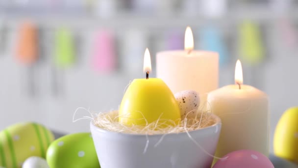 Paasversiering Met Kaarsen Kleurrijke Eieren Het Keukeninterieur Pasen Achtergrond Hoge — Stockvideo