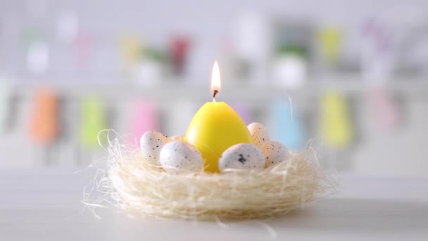 キッチンのインテリアでキャンドルやカラフルな卵とイースターの装飾 イースターの背景 高品質4K映像 — ストック動画
