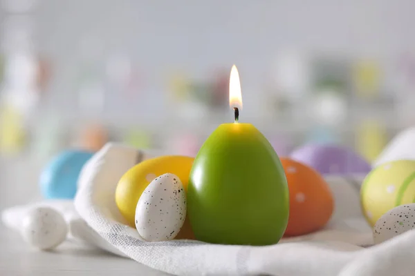 Paskalya süslemeleri, mumlar ve rengarenk yumurtalar mutfağın içinde. Yüksek kalite fotoğraf