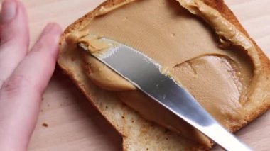 Lezzetli fıstık ezmeli tost hazırlayan kadın. Yüksek kalite 4k görüntü