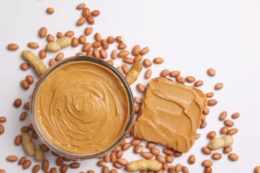 Renkli arka planda fıstık ezmesi ve çiğ fıstık. Yüksek kalite fotoğraf