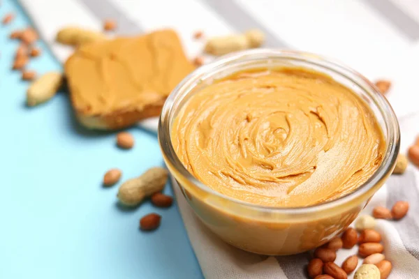 Renkli arka planda fıstık ezmesi ve çiğ fıstık. Yüksek kalite fotoğraf