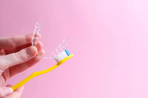 Reinigung Von Kunststoffausrichtern Mit Einer Zahnbürste Hochwertiges Foto — Stockfoto