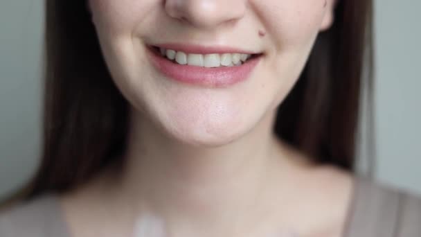Ein Junges Mädchen Benutzt Aligner Ihre Zähne Richten Hochwertiges Filmmaterial — Stockvideo