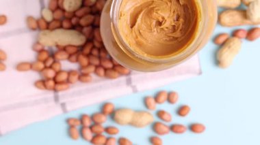 Renkli arka planda fıstık ezmesi ve çiğ fıstık. Yüksek kalite fotoğraf