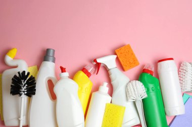 Renkli arka planda farklı temizlik ve dezenfektan ürünleri. Yüksek kalite fotoğraf
