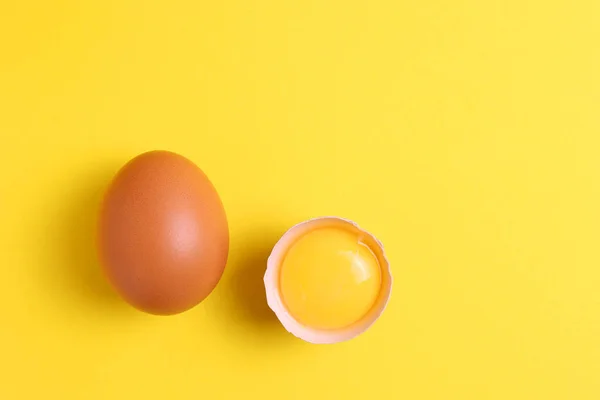 Renkli arka planda taze çiftlik yumurtaları. Yüksek kalite fotoğraf