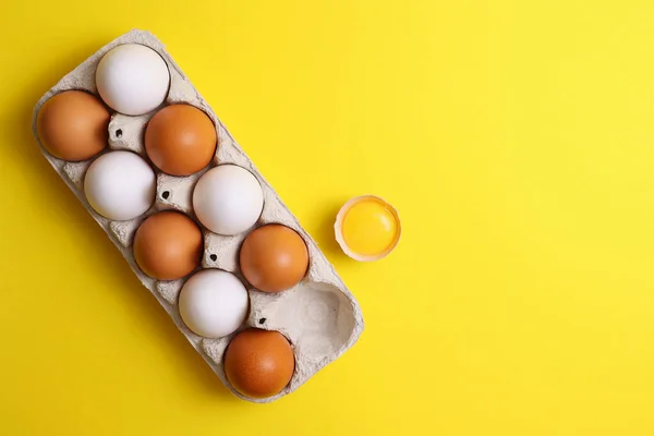 Renkli Arka Planda Taze Çiftlik Yumurtaları Yüksek Kalite Fotoğraf — Stok fotoğraf