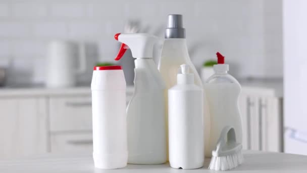 Evin Arka Planına Karşı Farklı Temizlik Dezenfeksiyon Ürünleri Yüksek Kalite — Stok video