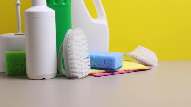 Una Serie Diversi Prodotti Detergenti Disinfettanti Fondo Colorato Filmati Alta — Video Stock