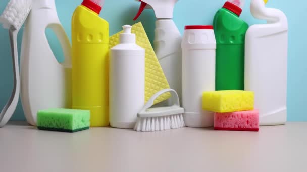 Renkli Arka Planda Farklı Temizlik Dezenfektan Ürünleri Yüksek Kalite Görüntü — Stok video