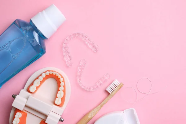 Transparente Zahnausricht Und Pflegeprodukte Aus Kunststoff Auf Farbigem Hintergrund Hochwertiges — Stockfoto