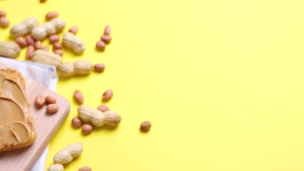 Selai Kacang Dan Kacang Mentah Pada Latar Belakang Berwarna Foto — Stok Video