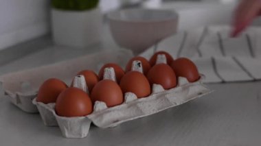 Mutfakta taze çiftlik yumurtaları var. Yüksek kalite 4k görüntü