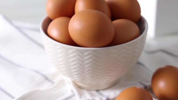 Свежие Фермерские Яйца Кухне Высококачественные Кадры — стоковое видео
