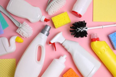 Renkli arka planda farklı temizlik ve dezenfektan ürünleri. Yüksek kalite fotoğraf