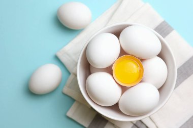 Renkli arka planda taze çiftlik yumurtaları. Yüksek kalite fotoğraf