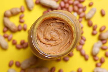 Renkli arka planda fıstık ezmesi. Yüksek kalite fotoğraf