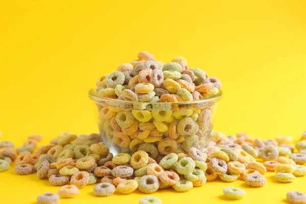 Monivärinen Maissi Renkaat Aamiaiseksi — kuvapankkivalokuva