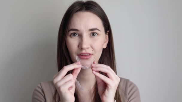 Een Jong Meisje Gebruikt Uitlijnaars Haar Tanden Recht Trekken Hoge — Stockvideo