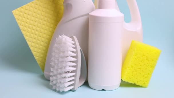 着色された背景に異なる洗浄および消毒製品のセット 高品質4K映像 — ストック動画