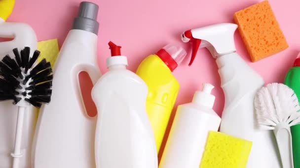 Renkli Arka Planda Farklı Temizlik Dezenfektan Ürünleri Yüksek Kalite Görüntü — Stok video