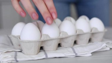 Mutfakta taze çiftlik yumurtaları var. Yüksek kalite 4k görüntü