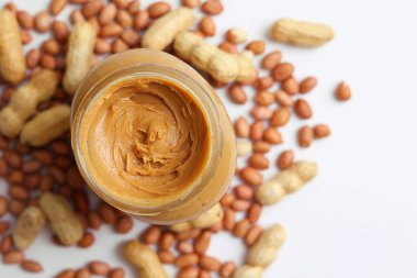 hafif arka planda fıstık ezmesi ve çiğ fıstık. Yüksek kalite fotoğraf