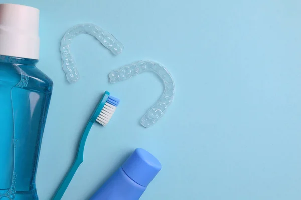 Transparante Kunststof Tandheelkundige Uitlijnaars Verzorgingsproducten Een Gekleurde Achtergrond Hoge Kwaliteit — Stockfoto