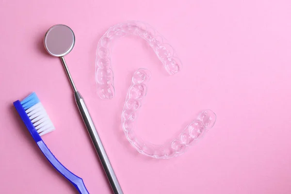 Transparent Plastic Aligners Dentists Tools Colored Background High Quality Photo — Stock Photo, Image