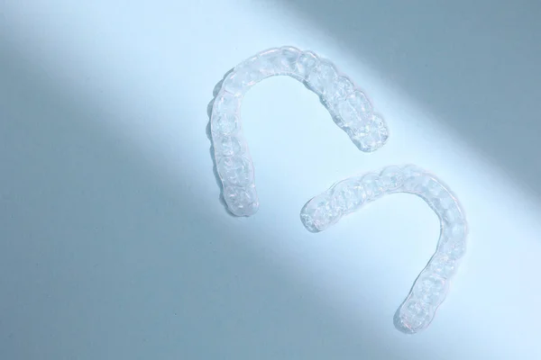 Alineadores Dentales Plástico Transparente Sobre Fondo Color Foto Alta Calidad —  Fotos de Stock