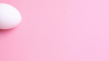 Renkli arka planda taze çiftlik yumurtaları. Yüksek kalite fotoğraf