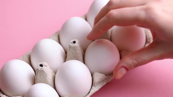 Свіжі Фермерські Яйця Кольоровому Фоні Високоякісна Фотографія — стокове відео