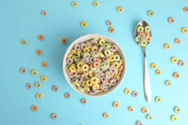 Kahvaltı için çok renkli mısır halkaları. 