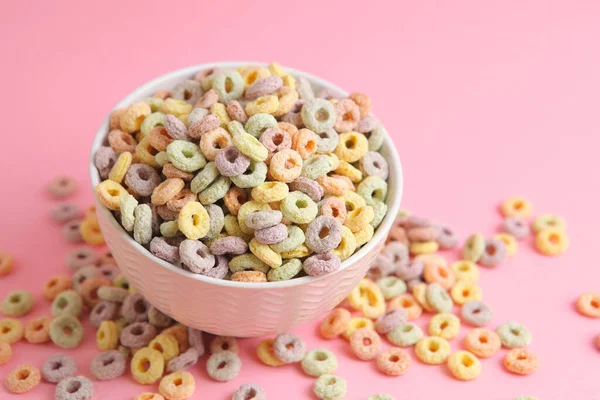 Kahvaltı için çok renkli mısır halkaları. 