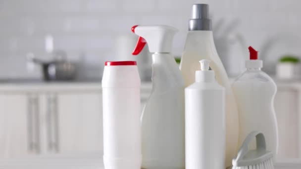 ホームインテリアの背景に異なる洗浄と消毒製品のセット 高品質4K映像 — ストック動画